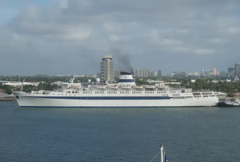 REGAL EMPRESS Passenger Ship IMO 5262835 photo 3