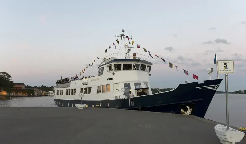 BLUE CHARM Passenger Ship IMO 5285306 photo 4