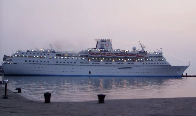 SS EMERALD Passenger Ship IMO 5312824 photo 4