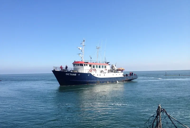 OCTANS Research Vessel IMO 7013898 photo 4