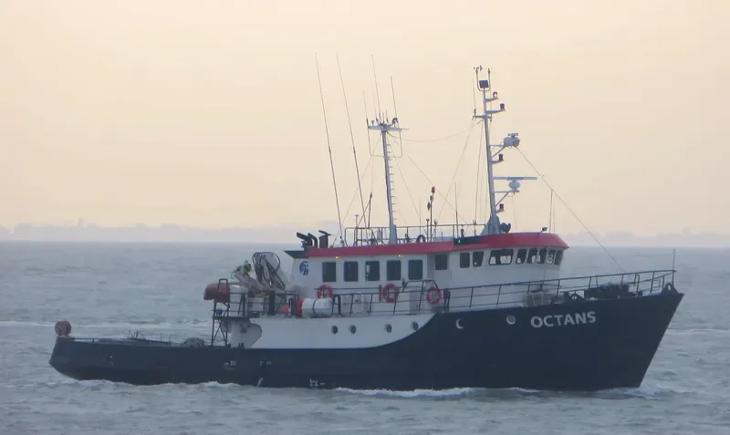 OCTANS Research Vessel IMO 7013898 photo 6