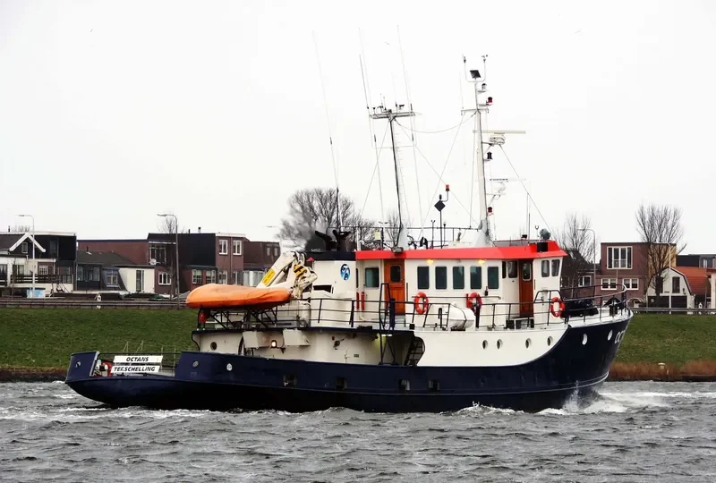 OCTANS Research Vessel IMO 7013898 photo 9