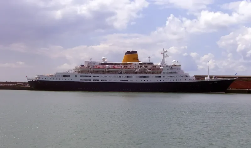 OASIS Passenger Vessel IMO 7214715 photo 2