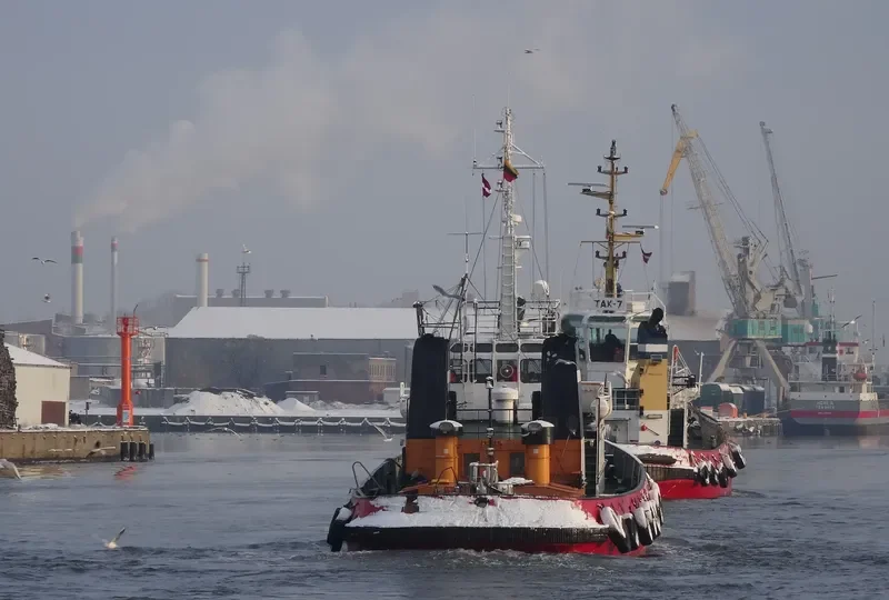 TAK 5 Tug Boat IMO 7237262 photo 2