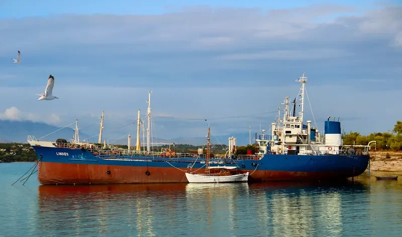 LINDOS Tanker IMO 7312610 photo 4