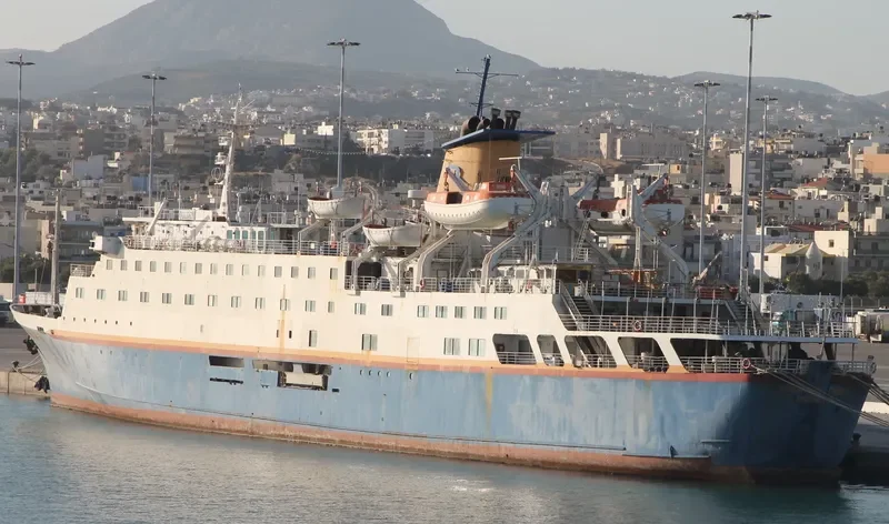 GOLDEN PRINCE Passenger Ship IMO 7323449 photo 2