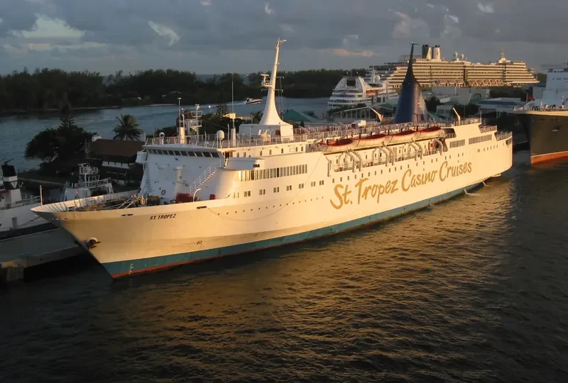 ROYALE Passenger Vessel IMO 7350442 photo 4