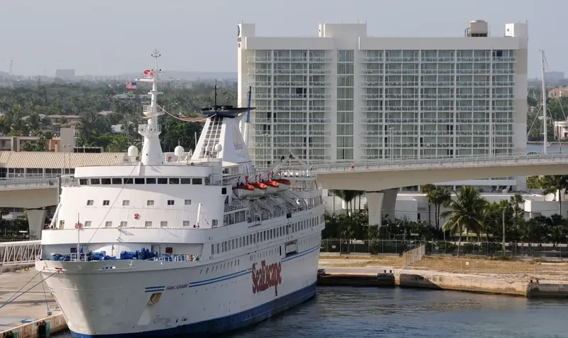 ADVENTURE Passenger Ship IMO 7359486 photo 9