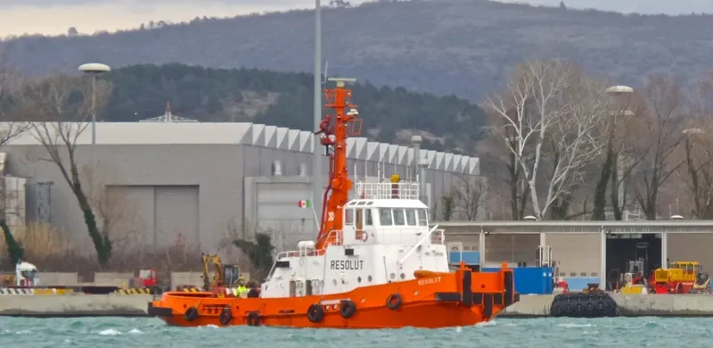 RESOLUT Tug Boat IMO 7361403 photo 5
