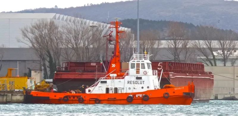 RESOLUT Tug Boat IMO 7361403 photo 6