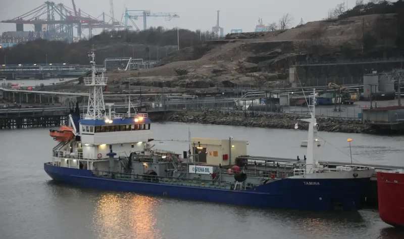 TAMINA Tanker IMO 7805150 photo 8
