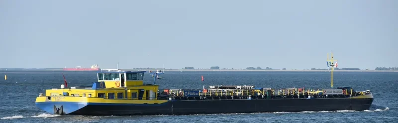 PIZ AMALIA Tanker IMO 9063897 photo 9