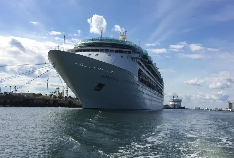 GRANDEUR OF THE SEAS Passenger Ship IMO 9102978 photo 3