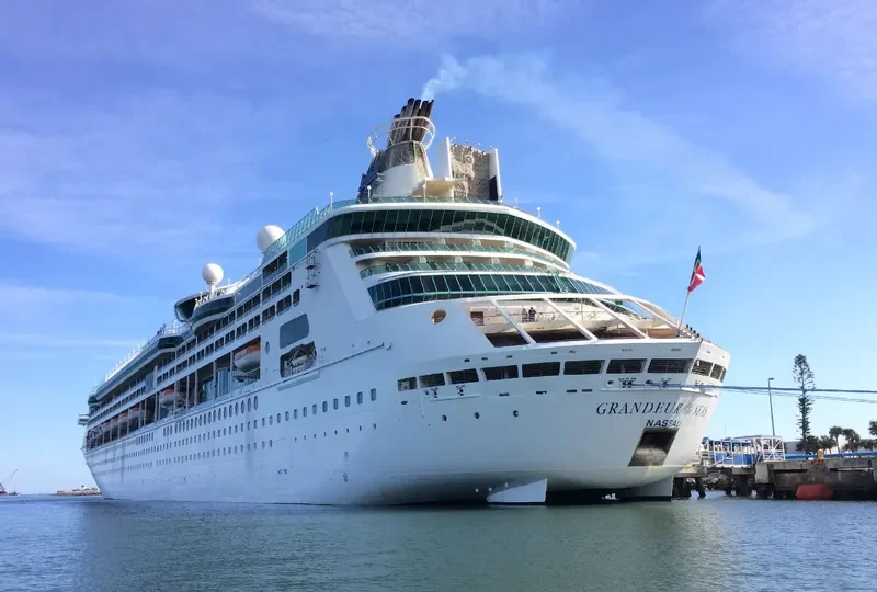 GRANDEUR OF THE SEAS Passenger Ship IMO 9102978 photo 4