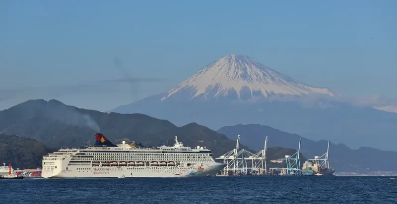 EXPLORER DREAM Passenger Ship IMO 9141077