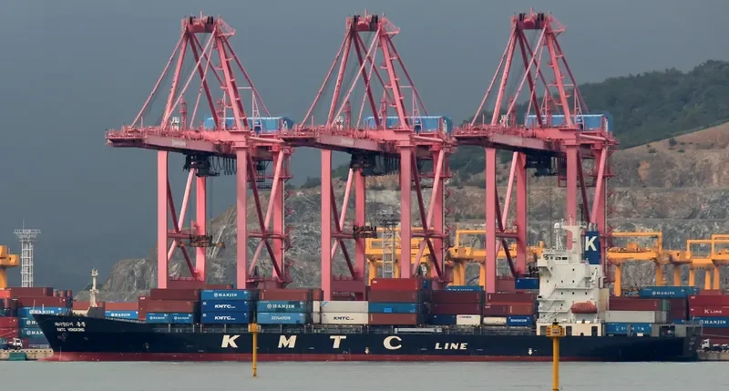 KMTC HONGKONG Container Ship IMO 9157753 photo 6