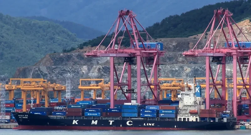 KMTC HONGKONG Container Ship IMO 9157753 photo 9
