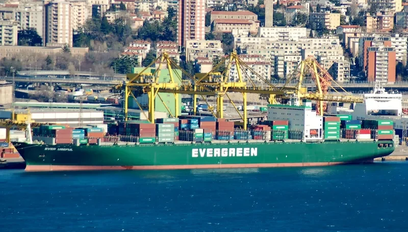 EVER USEFUL Container Ship IMO 9168879 photo 4