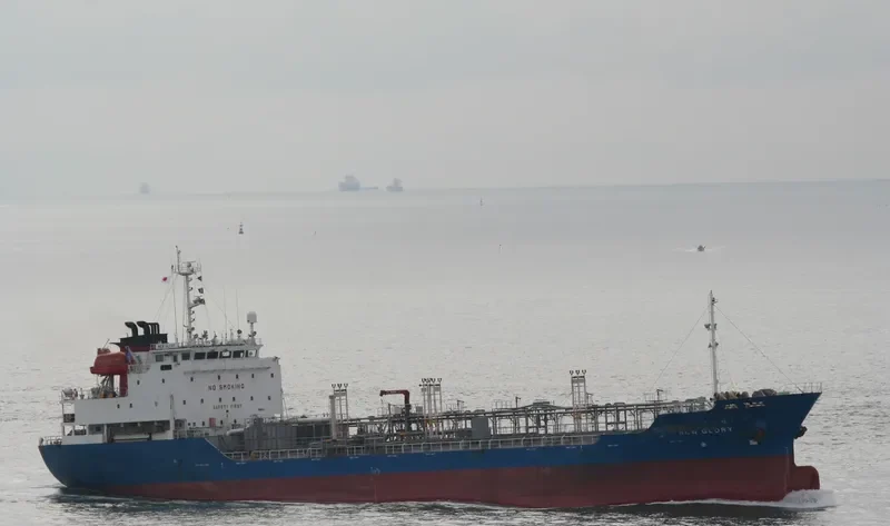NEW GLORY Tanker IMO 9179945 photo 2