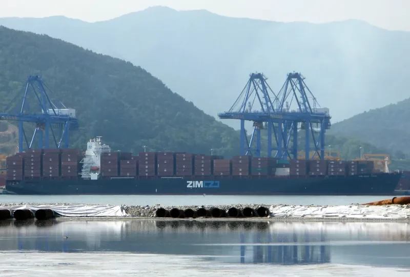 ZIM NEW YORK Container Ship IMO 9231810 photo 7