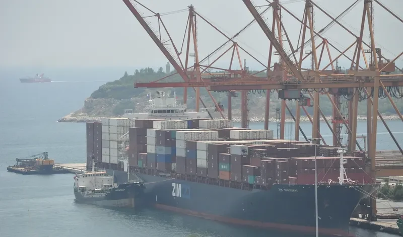 ZIM SHANGHAI Container Ship IMO 9231822 photo 9