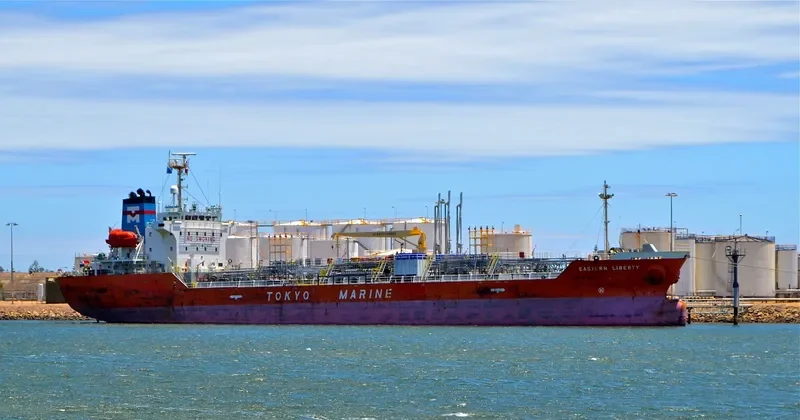 EASTERN LIBERTY Tanker IMO 9276236 photo 8