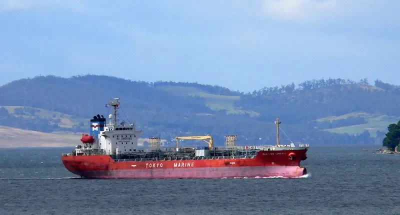 EASTERN LIBERTY Tanker IMO 9276236 photo 10