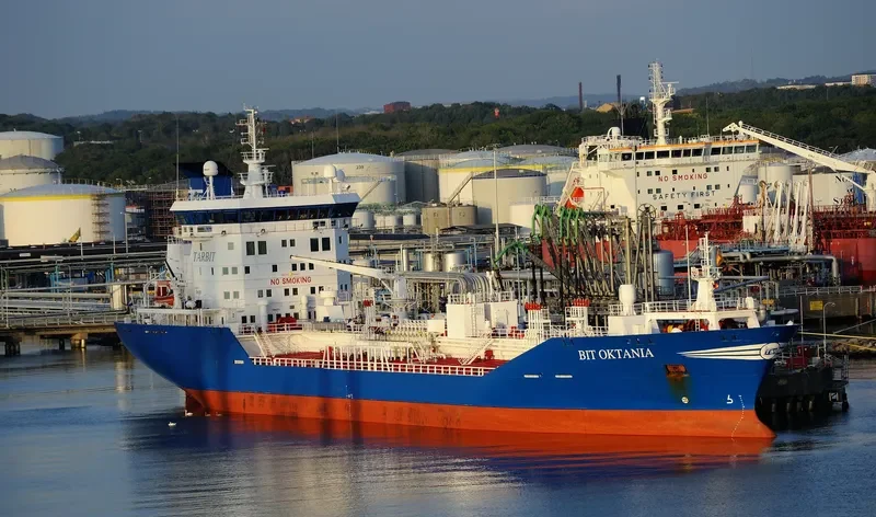 BIT OKTANIA Tanker IMO 9284647 photo 2