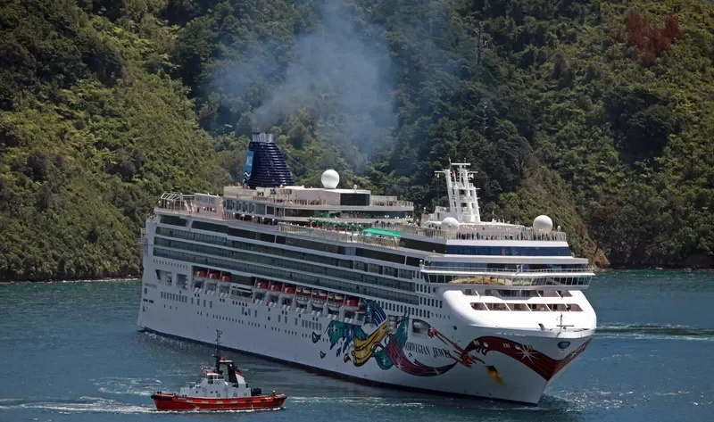 NORWEGIAN JEWEL Passenger Ship IMO 9304045 photo 2