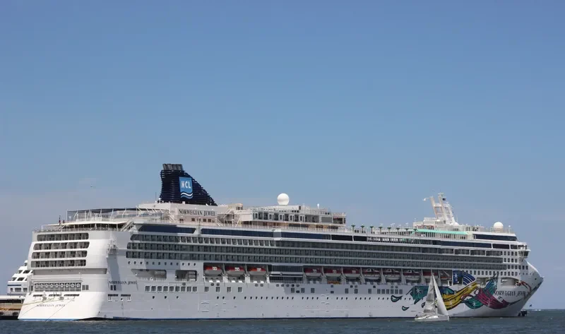 NORWEGIAN JEWEL Passenger Ship IMO 9304045 photo 6