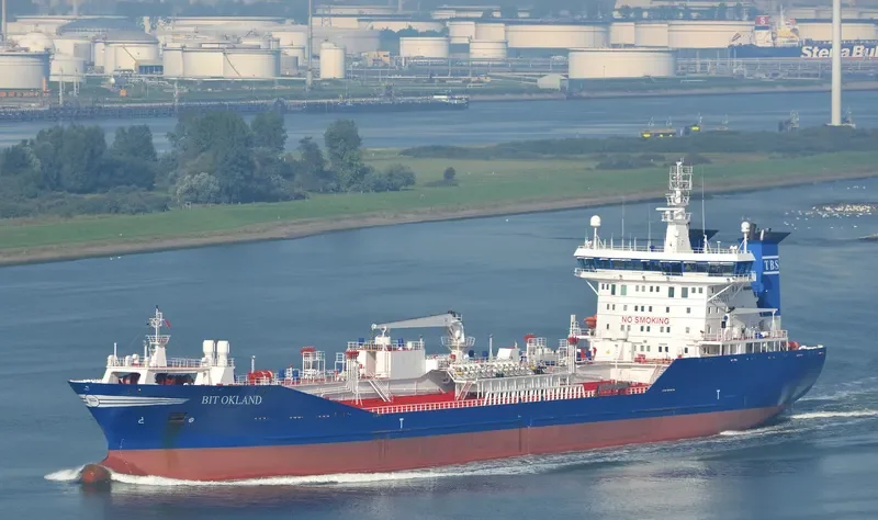 GLOBAL DIGNITY Tanker IMO 9309227 photo 9