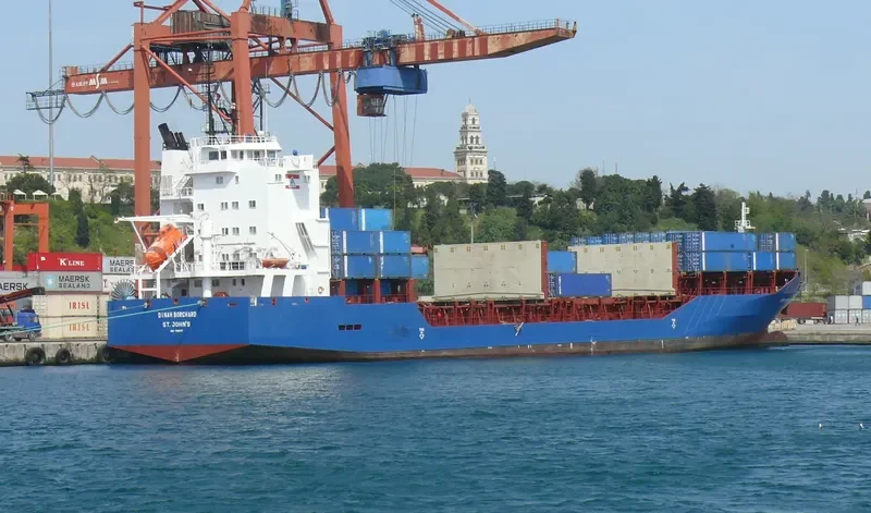 QUEEN B Container Ship IMO 9318929 photo 10