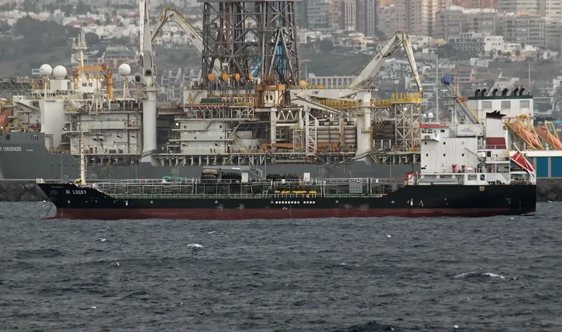 AT LUCKY Tanker IMO 9321421 photo 6
