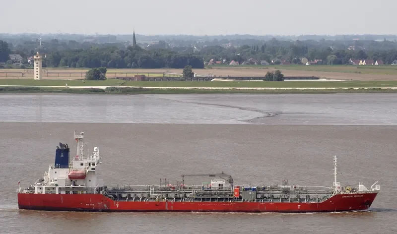 LONG PHU 20 Tanker IMO 9326225 photo 7