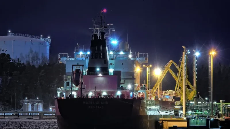 MARI UGLAND Tanker IMO 9326885 photo 8
