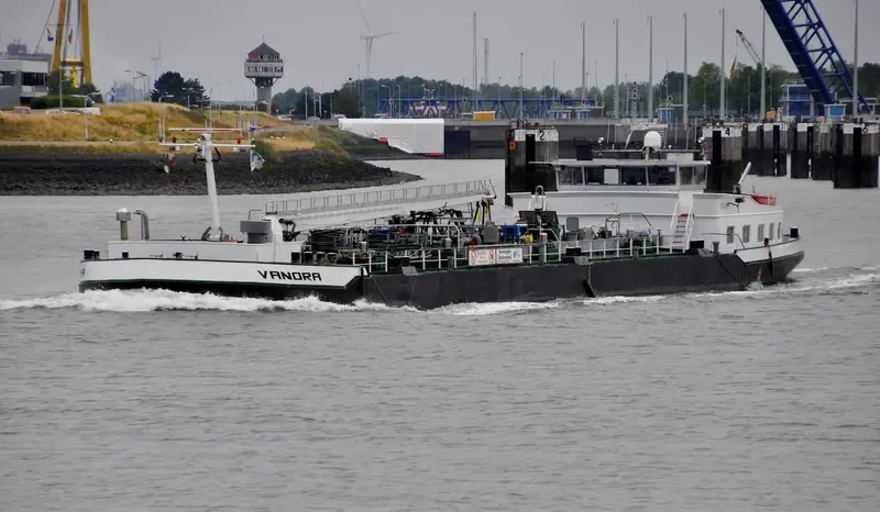 VANORA Tanker IMO 9328766 photo 2