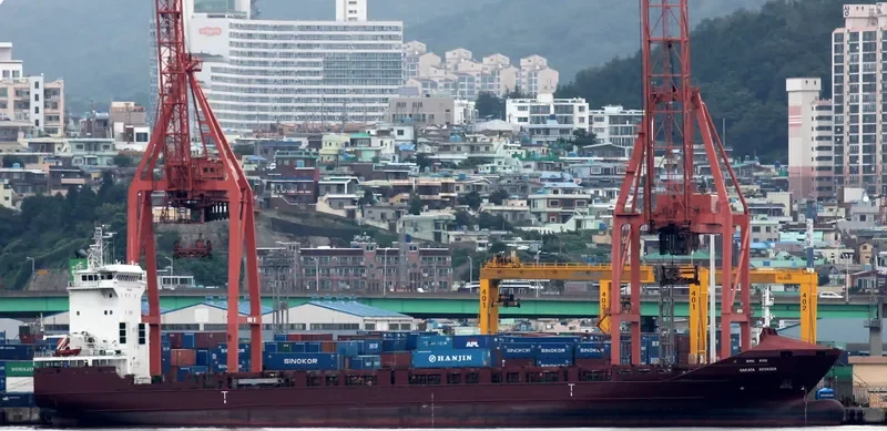 HAKATA VOYAGER Container Ship IMO 9329588 photo 7