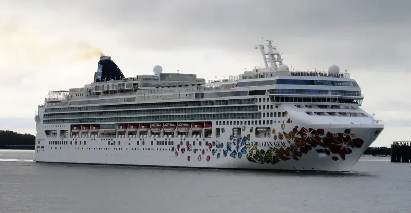 NORWEGIAN GEM Passenger Ship IMO 9355733 photo 5