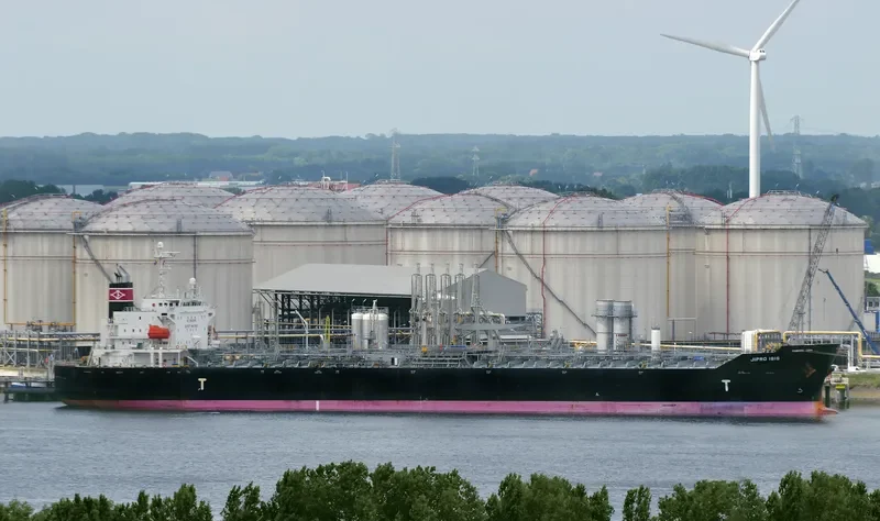 JIPRO ISIS Tanker IMO 9370719 photo 4