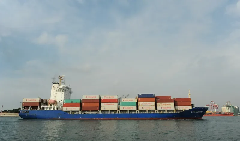 LANTAU BRIDE Container Ship IMO 9404728 photo 10