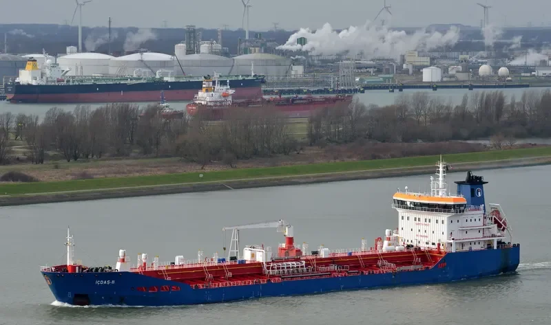 QIKIQTAALUK W Tanker IMO 9421221 photo 7