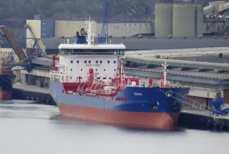 QIKIQTAALUK W Tanker IMO 9421221 photo 8