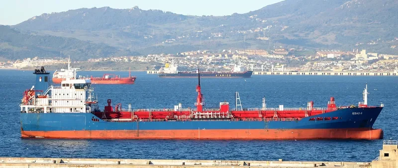 QIKIQTAALUK W Tanker IMO 9421221 photo 9