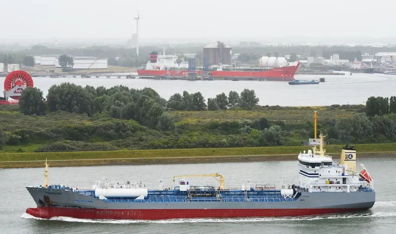 TERNVIND Tanker IMO 9425356 photo 8