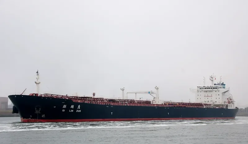 QI LIN ZUO Tanker IMO 9435569 photo 2