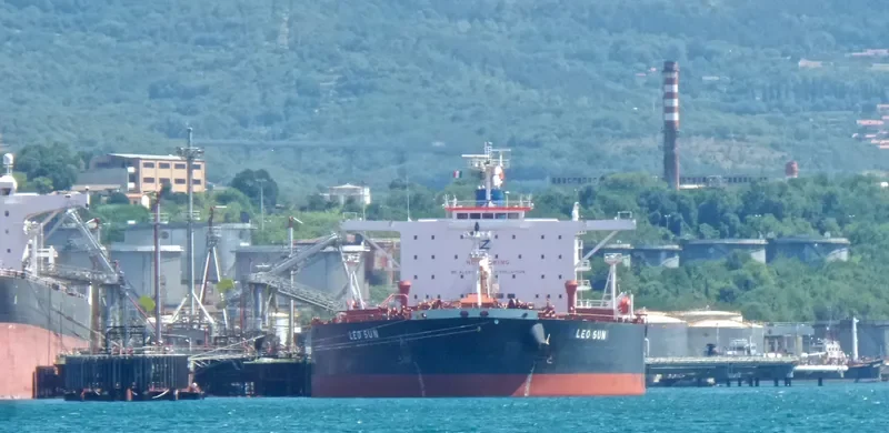 LEO SUN Tanker IMO 9457608 photo 9