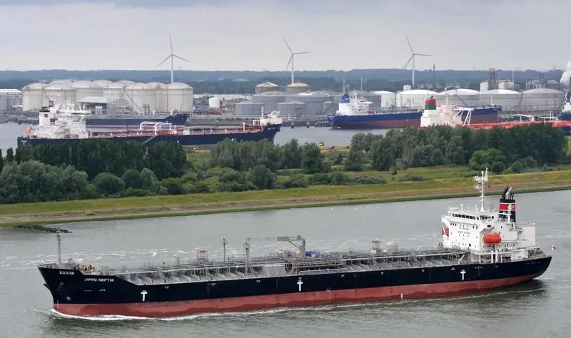 JIPRO NEFTIS Tanker IMO 9459292 photo 2