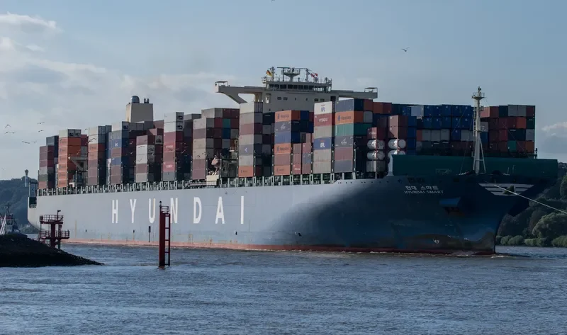 COSCO PIRAEUS Container Ship IMO 9484364 photo 4