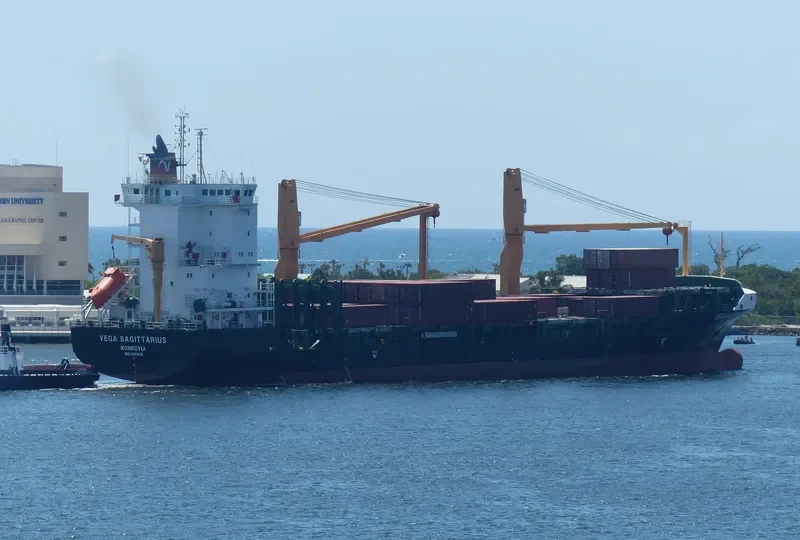 VEGA SAGITTARIUS Container Ship IMO 9491616 photo 4