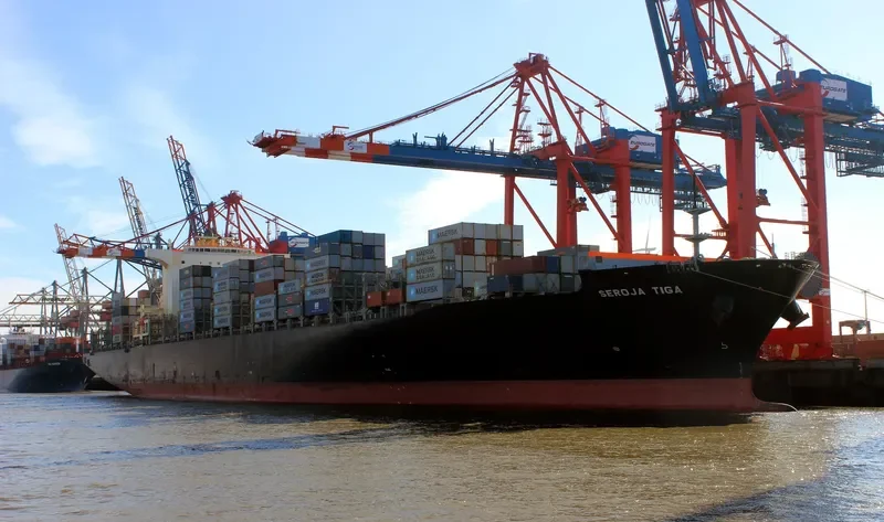OOCL BRAZIL Container Ship IMO 9495038 photo 4
